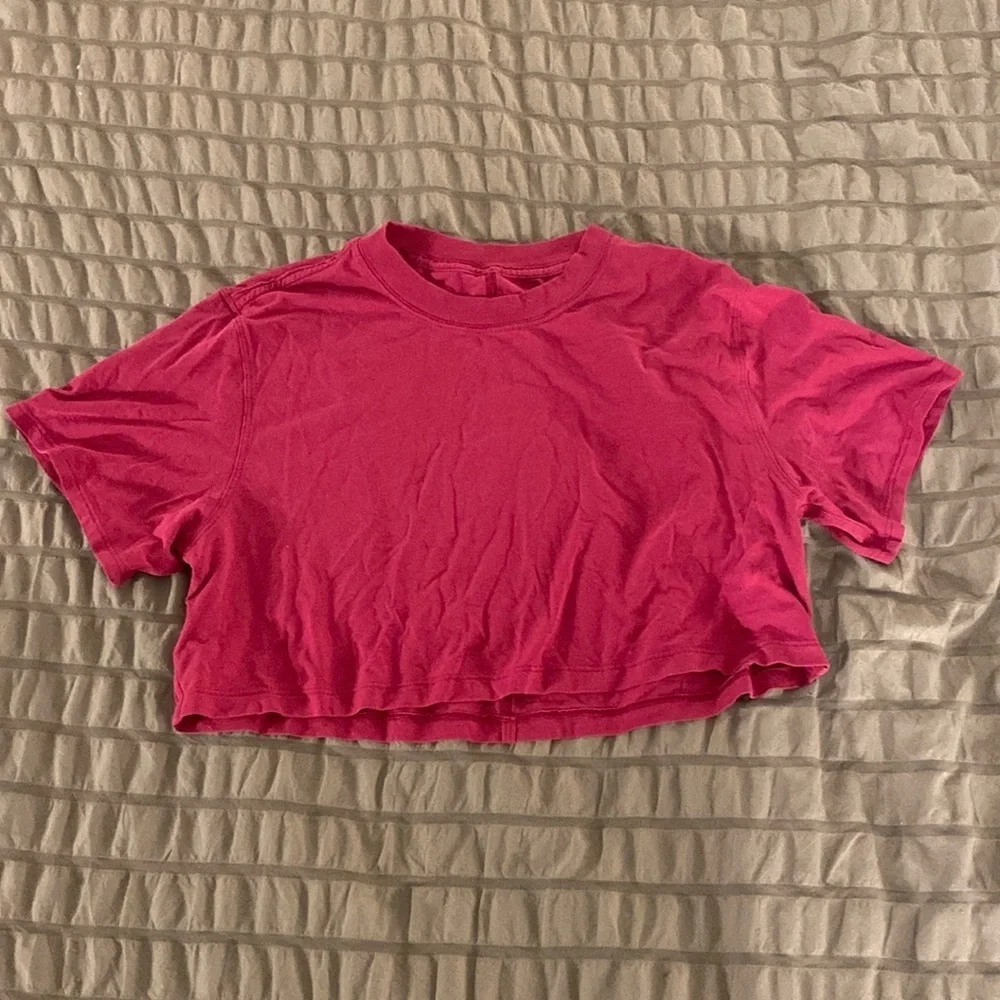 Lululemon crop top in raspberry, sz 4 🌺